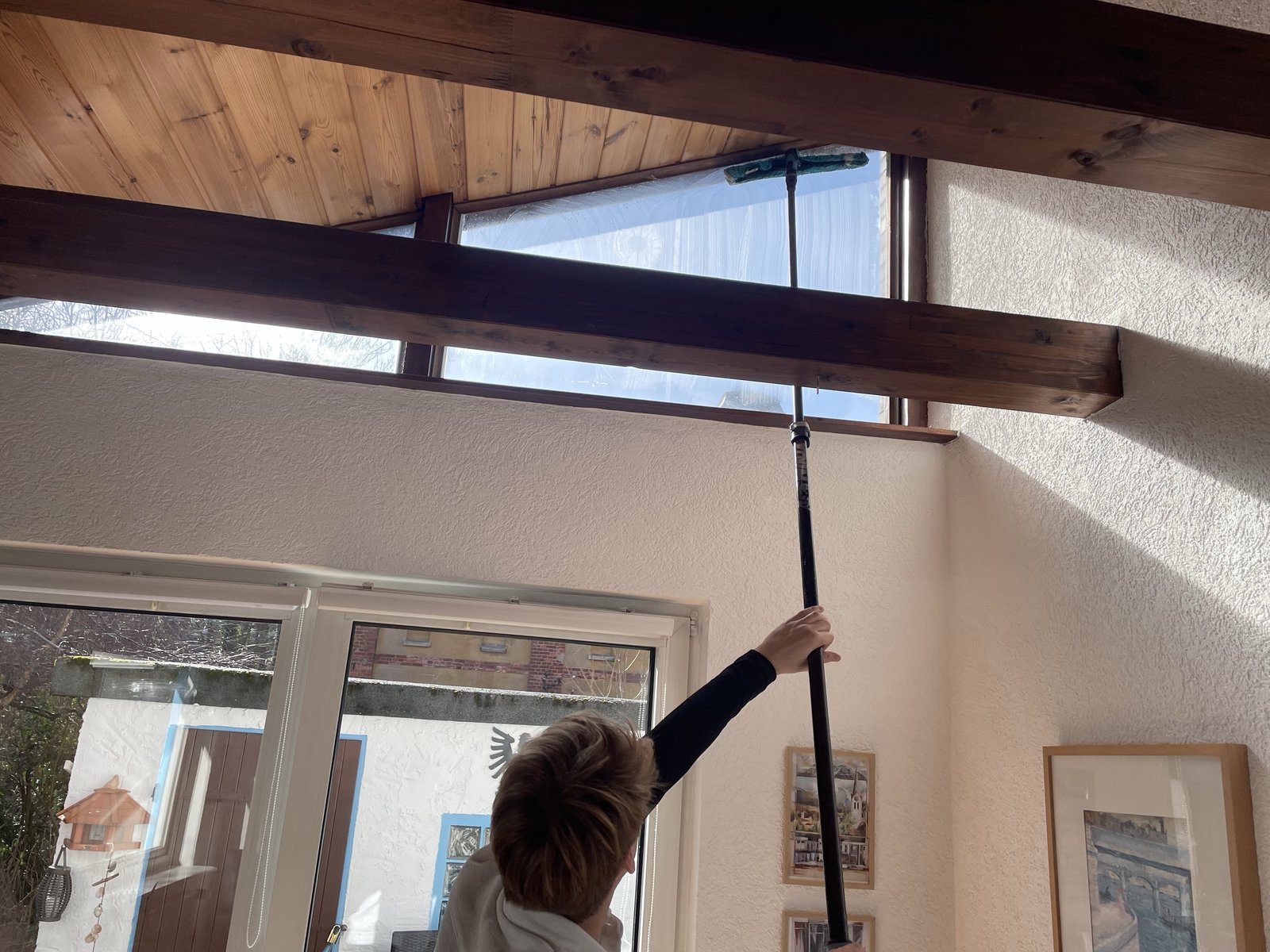 Dachfenster-Reinigung von innen mit Teleskopstange