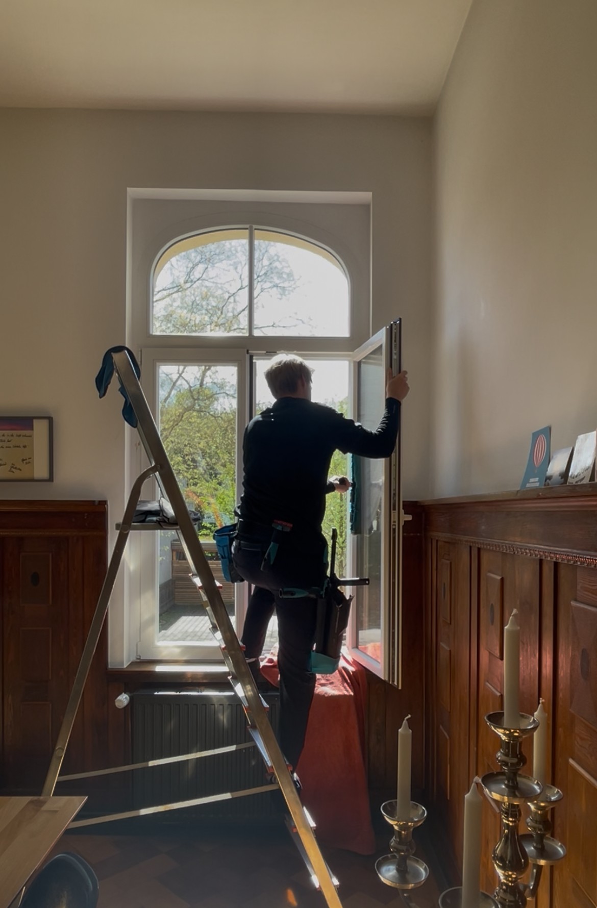 Reinigung hoher Fenster mit Leiter