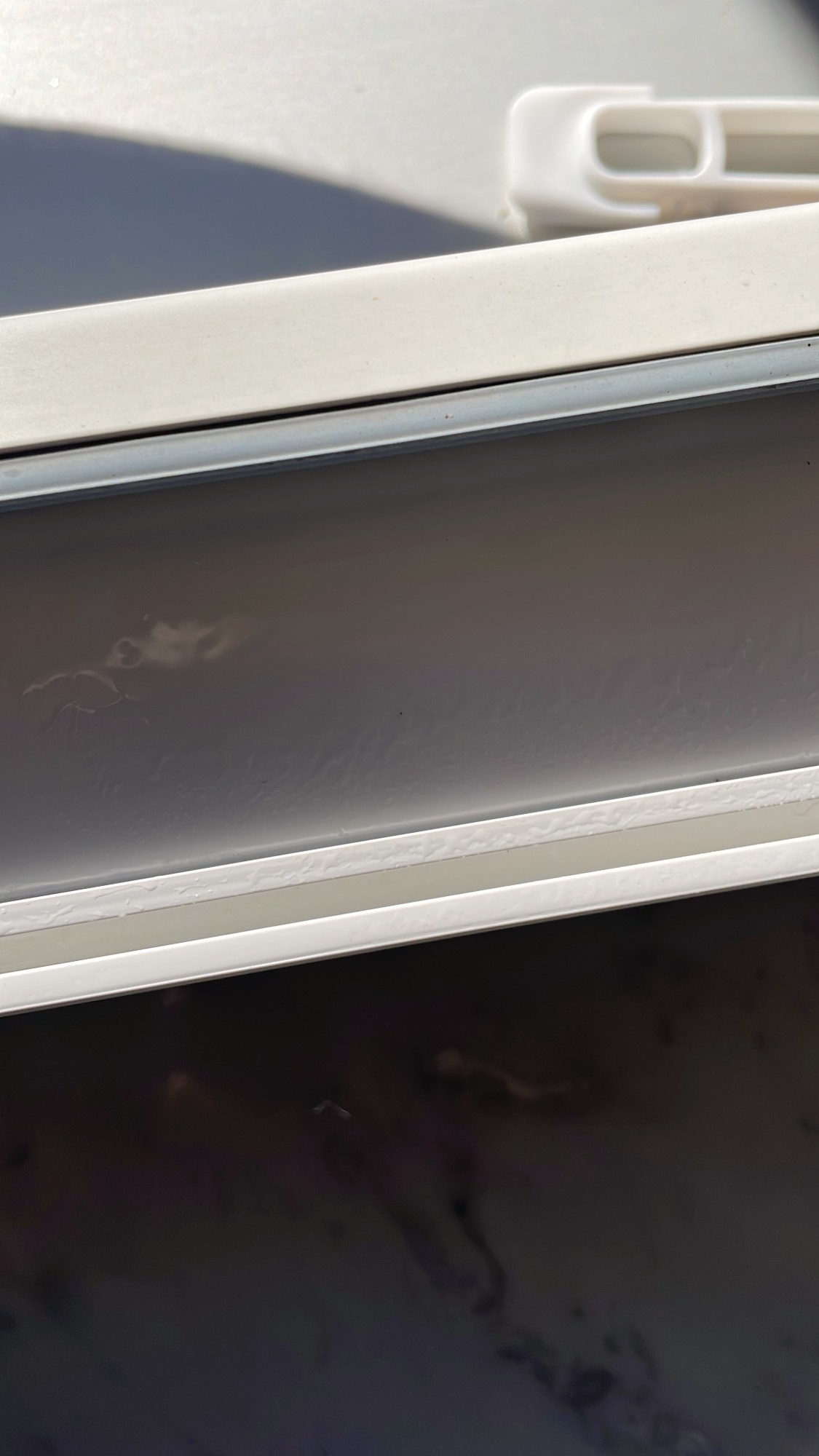 Verschmutzter Fensterrahmen – Vorher