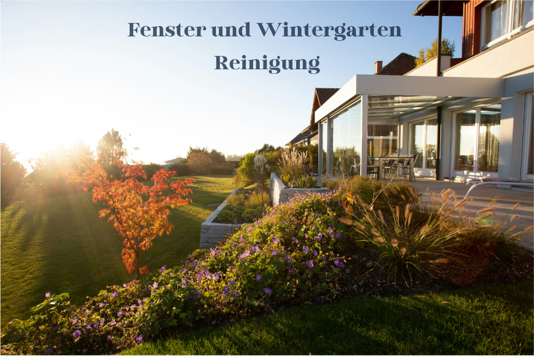 Professionelle Fensterreinigung - Haus mit Wintergarten bei Sonnenuntergang
